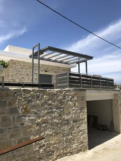 Μεταλλικό στέγαστρο σε πέτρινη κατοικία, Aluminium Systems Γιαννούλος