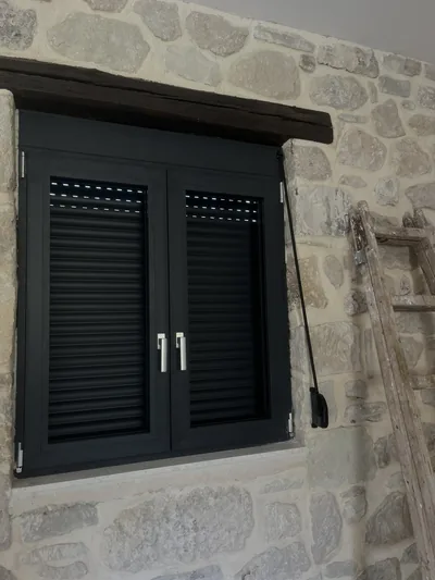 Κούφωμα με περσίδες σε πέτρινη πρόσοψη, Aluminium Systems Γιαννούλος