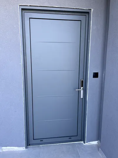 Πόρτα εισόδου αλουμινίου κατασκευής Aluminium Systems Γιαννούλος