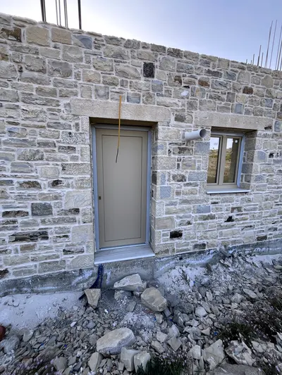Κουφώματα σε πέτρινη κρητική κατοικία, Aluminium Systems Γιαννούλος